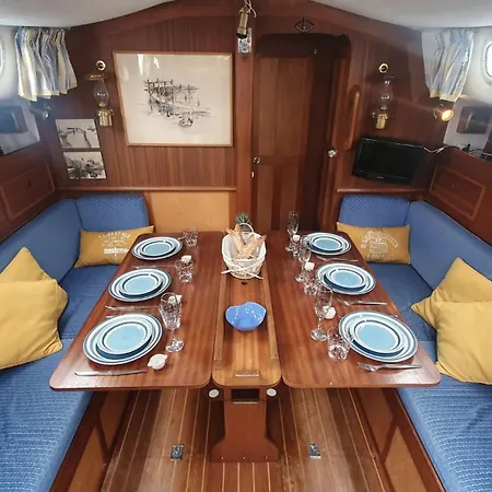 Baladin - Sur Un Voilier By Nuits Au Port La Rochelle (Charente-Maritime)