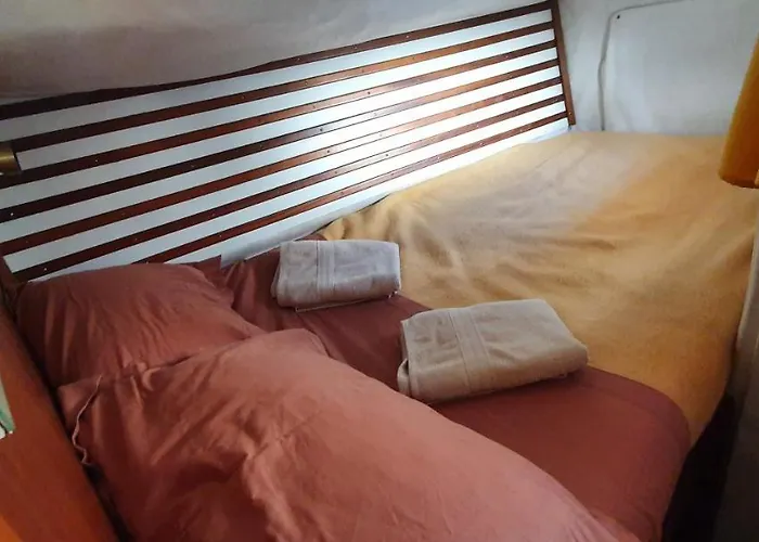 Baladin - Sur Un Voilier By Nuits Au Port * La Rochelle (Charente-Maritime)